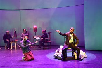 ‘tyc7111cc太阳成集团’一住宅楼下私装30余“铁三角”(图1) tyc7111cc太阳成集团